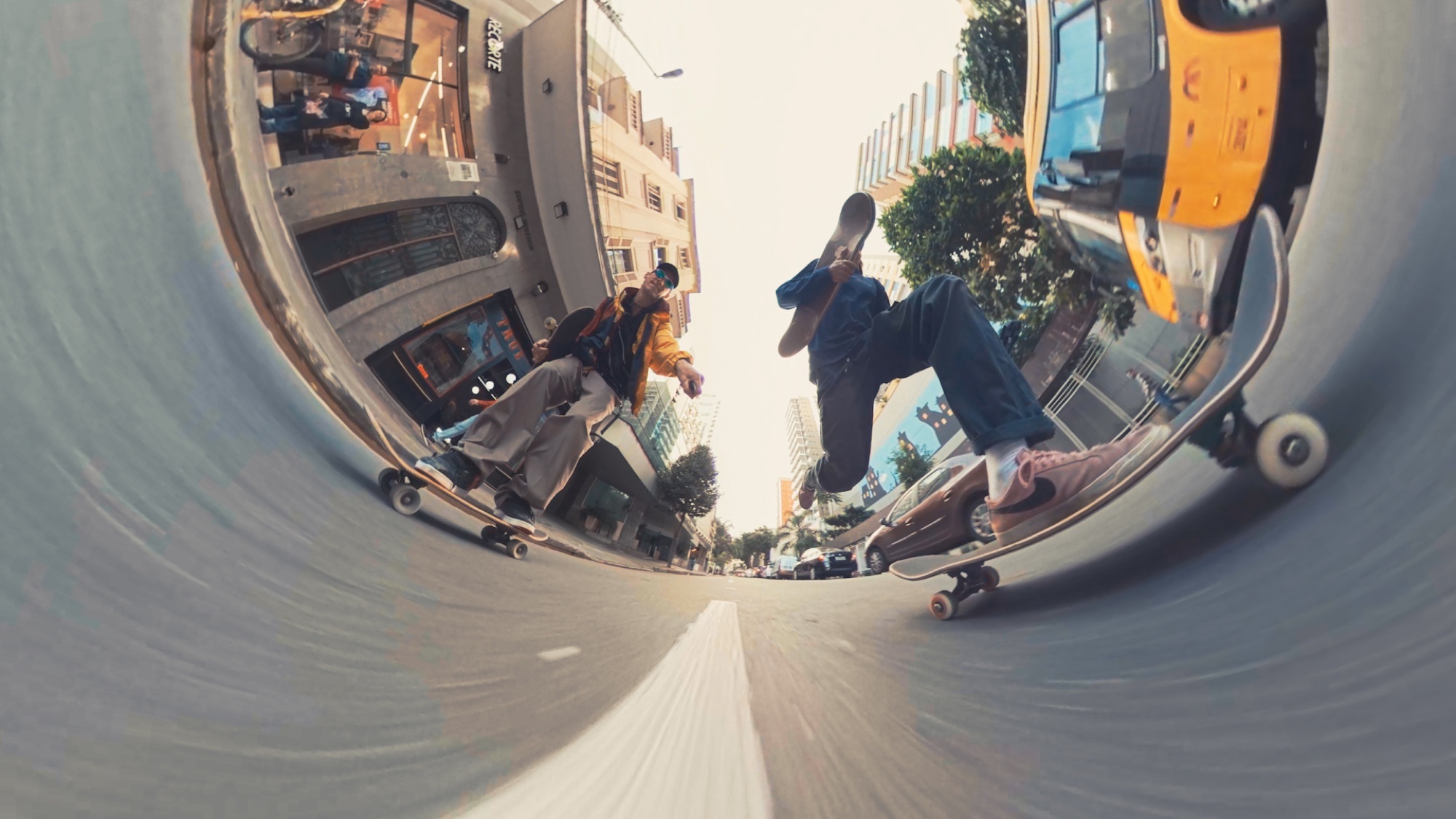 Skatista descendo a rua em movimento.