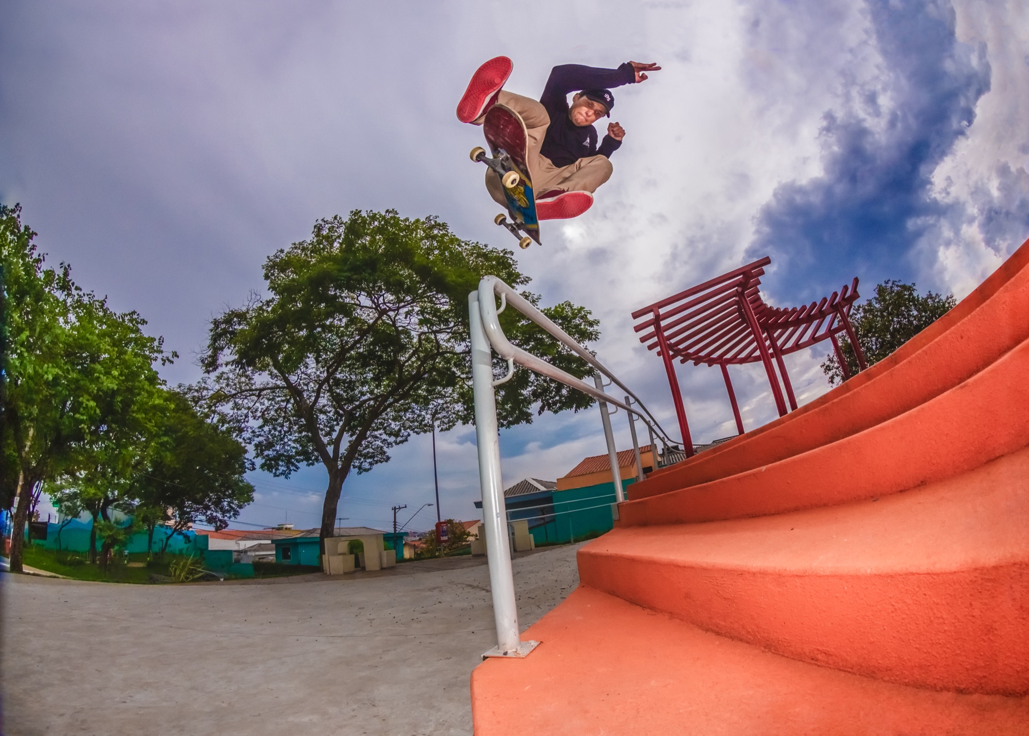 Diego Fontes fazendo backside flip.