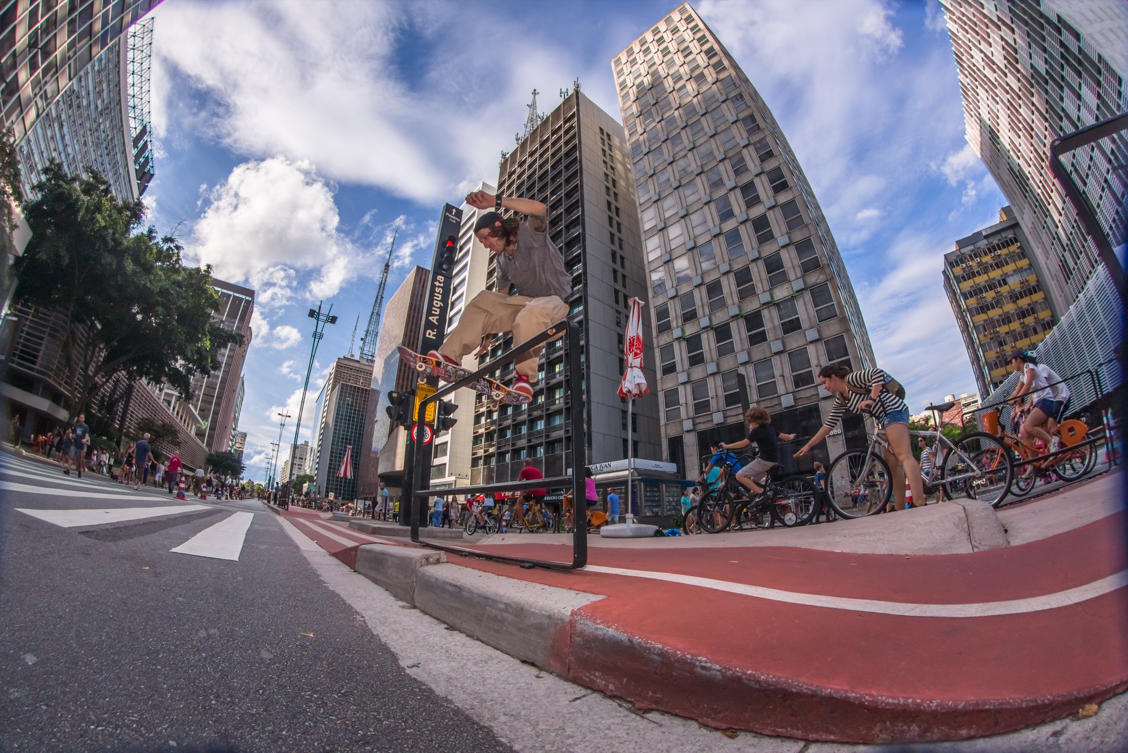 Guiri Reyes andando de skate na Avenida Paulista.