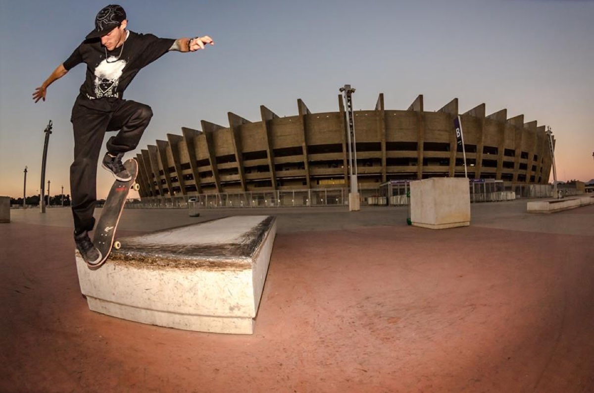 Guiri Reyes fazendo backside noseblunt em Belo Horizonte.